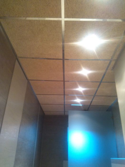 Растерен Окачен таван за баня  . Влагоустойчиви пана. Не мухлясва.