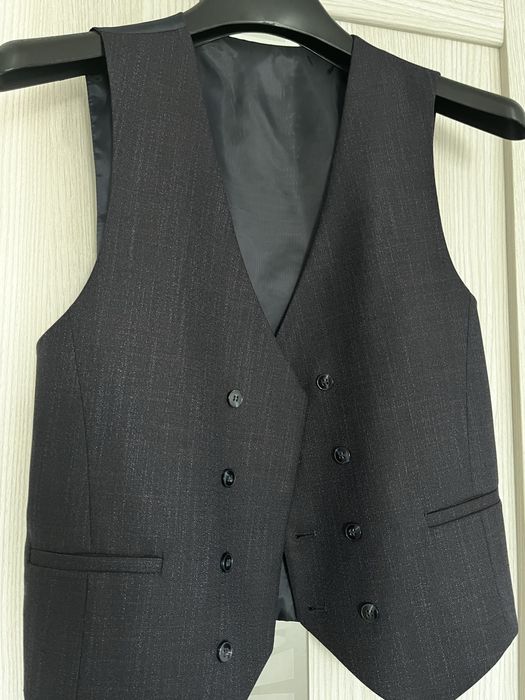 Костюм тройка  одевали 1 раз на свадьбу