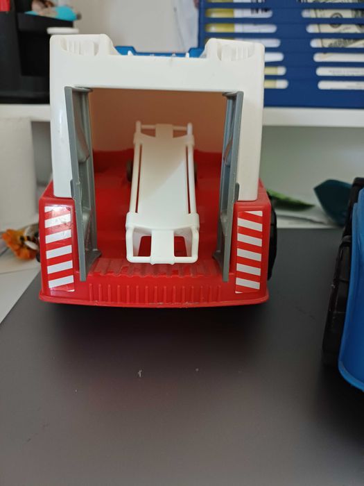 Masinute rezistente ambulanta si camion