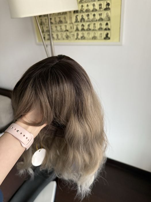 Peruca noua blond ombre cu șuvite ondulata