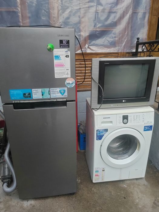 Холодильник Samsung в хорошем состоянии рабочий