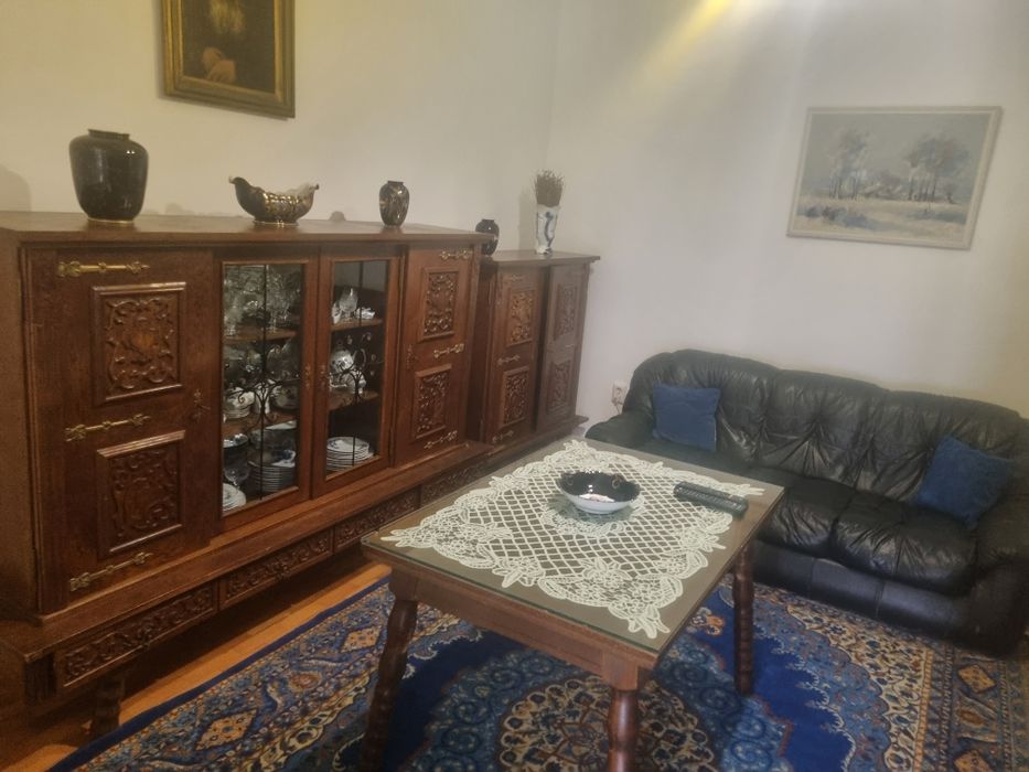 Inchiriez apartament la casa / curte