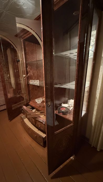 Продается классический сервант (витрина)