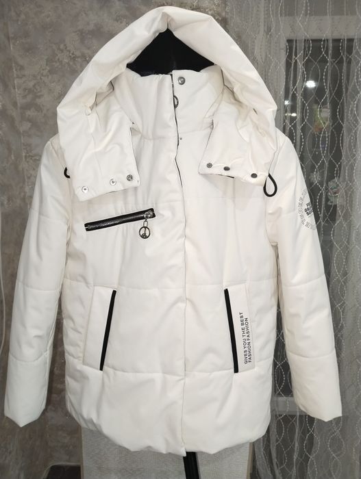 Продам осеннюю подростковую куртку на девочку