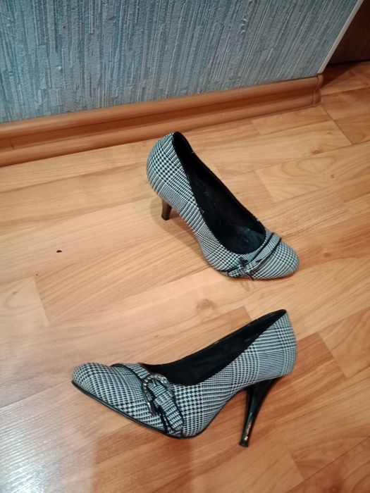 Отдам бесплатно обувь женскую