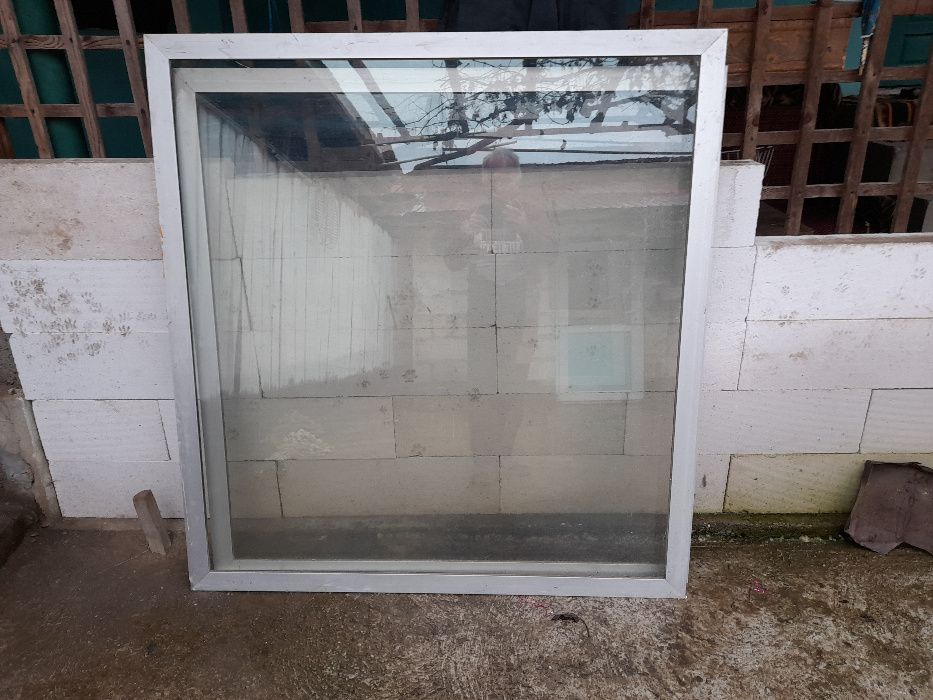 Vand doua geamuri mari cu rama din aluminiu