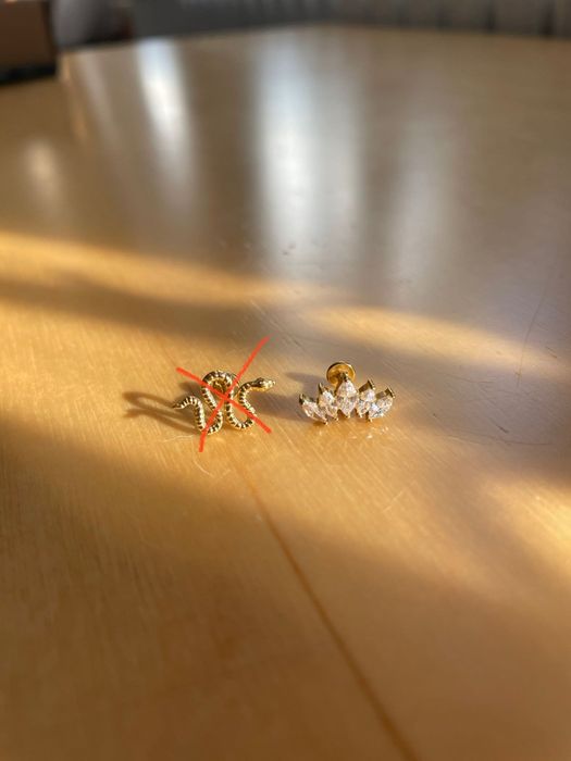 Пиърсинг обица в златна медицинска стомана