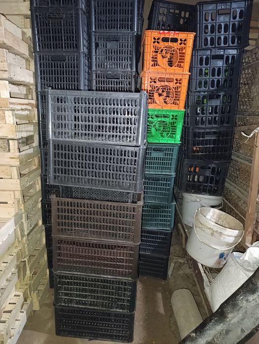 Plastmas yashiklar sotiladi .Eni 30sm ,uzunligi 50sm