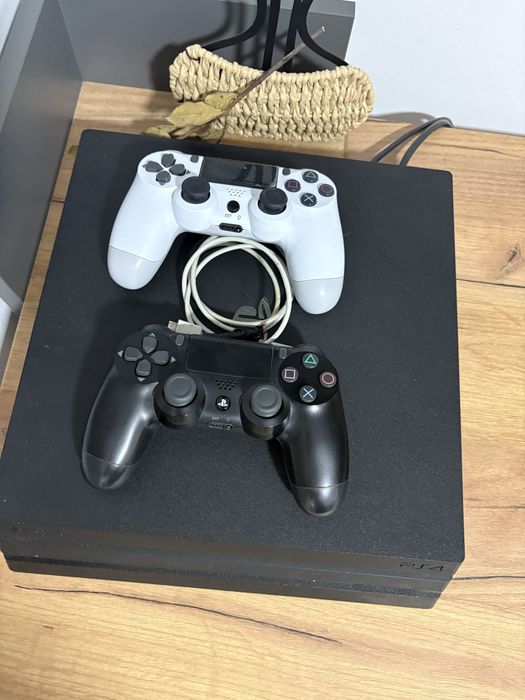 Playstation 4 Pro 1 TB, 2 manete + 22 de jocuri