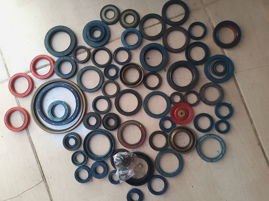 Lot de semeringuri în stare foarte buna, 63 bucăți diferite