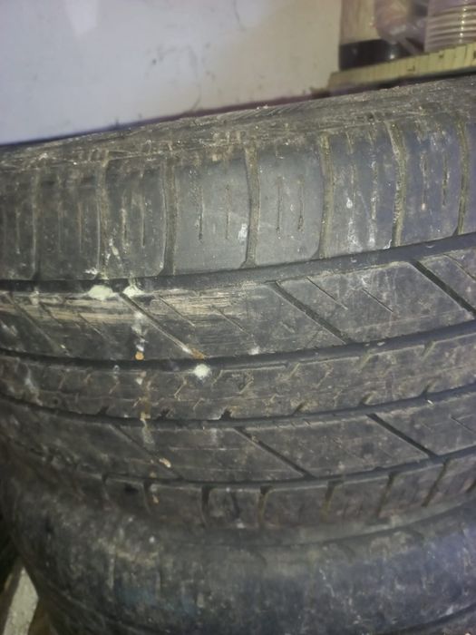 Поодам одну резину (шина) 235/50 R18.