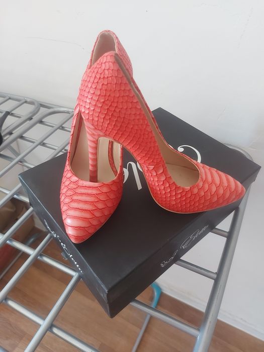 Туфельки  новую  продаются