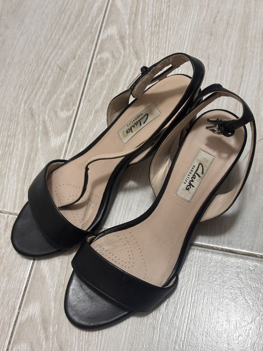 Продам кожаные босоножки Clarks