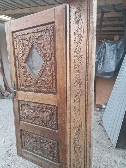 Vând uși vechi sculptate manual