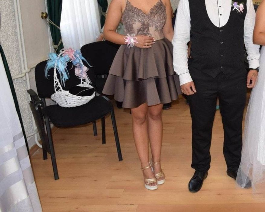 Разкроена къса рокля за повод