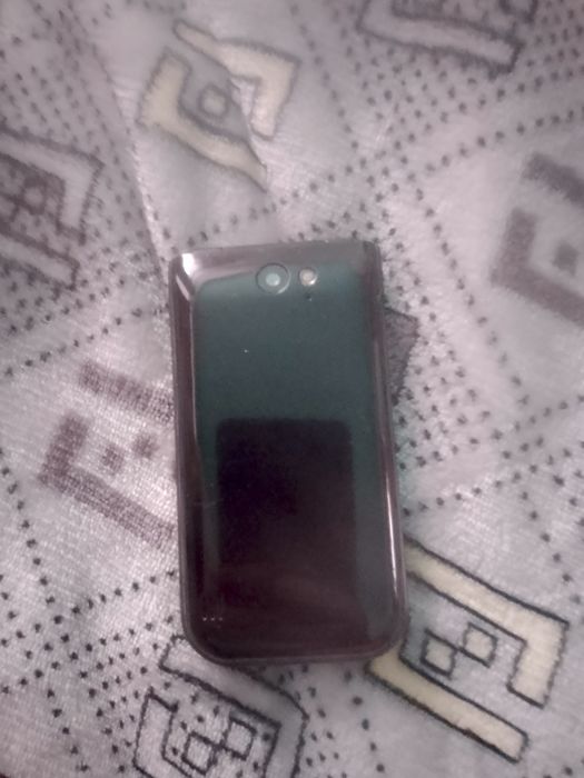 Телефон сотилади срочно пул керак айби орка томондаги экран ишламайди