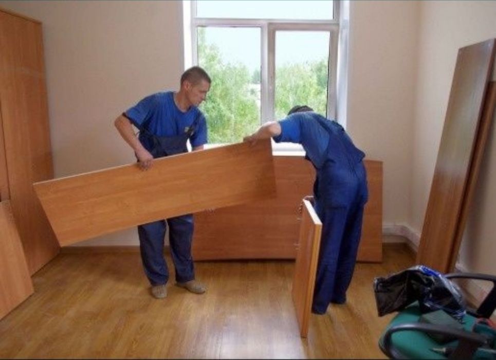 Сантехник, электрик, плотник. Ұста мебельщик.