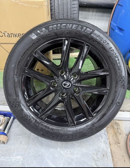 Продам летнюю  резину с дисками на 20.