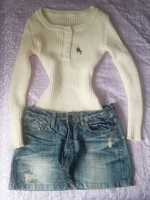 „Жълто-бял топ, който прилепва по талята нежно