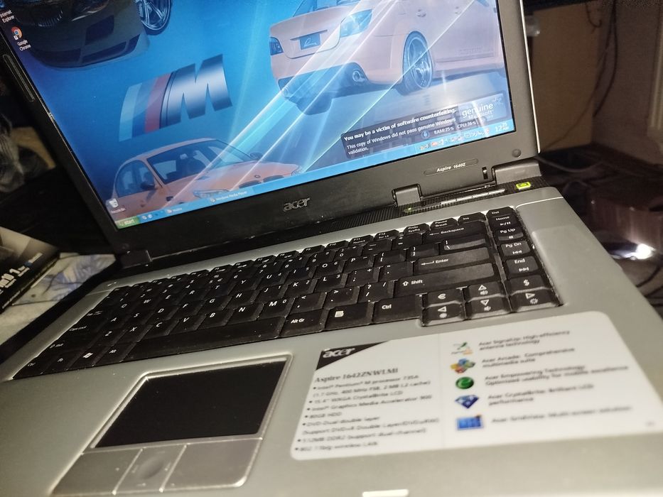 Vand laptop acer pe stil vechi cu melodii puse de mine pe el se aude tare laptopul