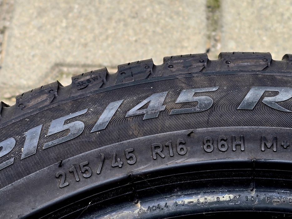 215 45 16 Pirelli 2 бр.