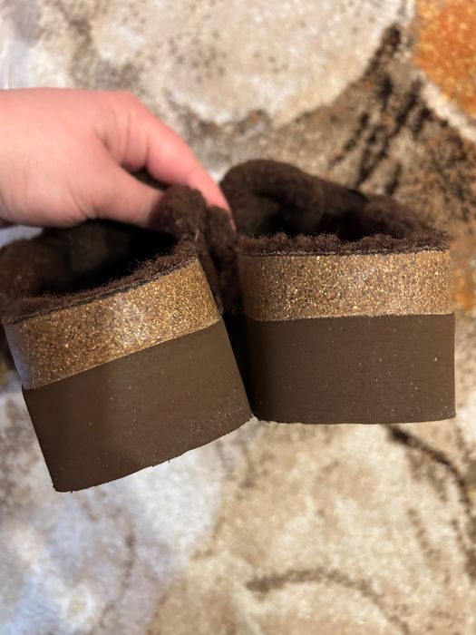 Топли кафяви пантофи