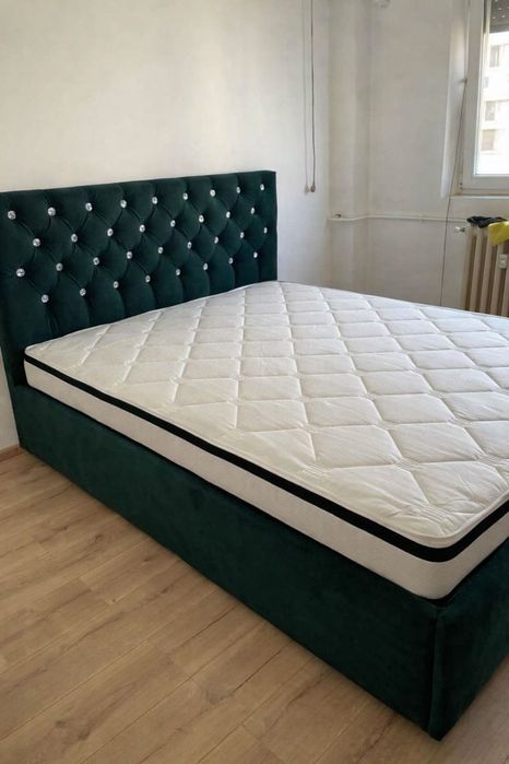 Vând pat tapițat catifea verde cu ștrasuri cu tot cu saltea cu 2 fețe
