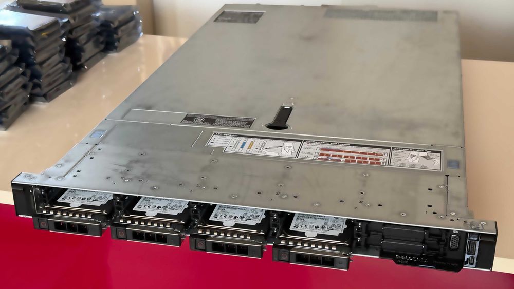 Server DELL PowerEdge R640: Xeon Gold 6138 40C/80T, 64GB DDR4, 4x1.2TB SAS HDD, 10SFF H330 RAID/HBA, 2x750W iDRAC9 Entrp [configurabil, factura, TVA]