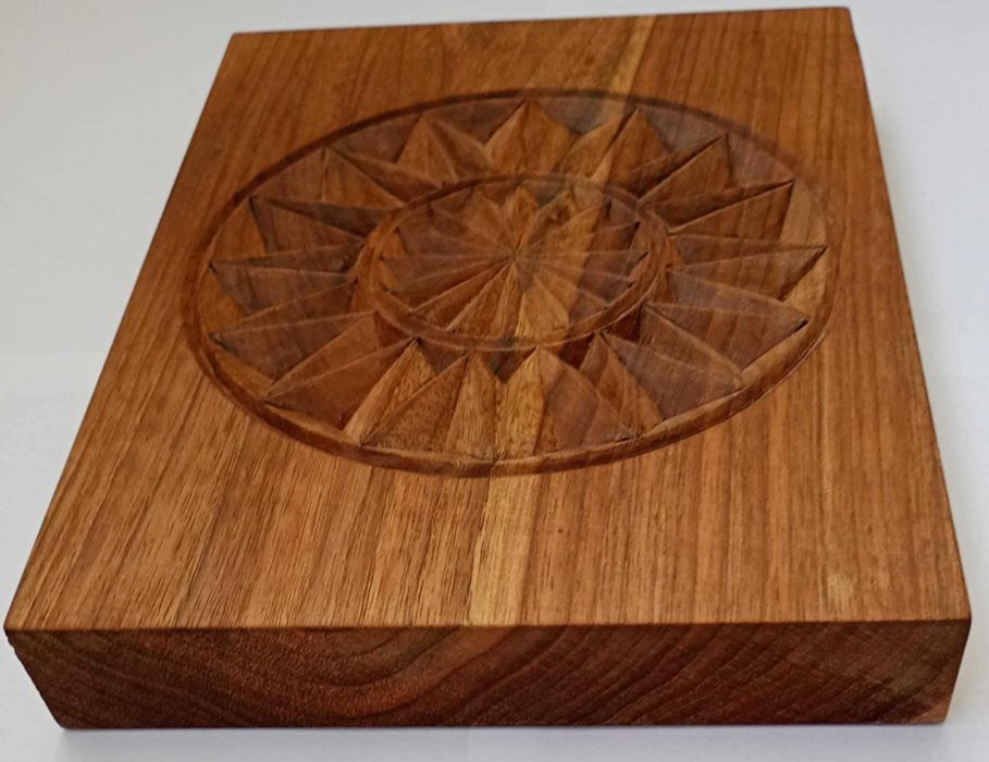 Tablou din lemn de nuc în ulei, sculptat manual