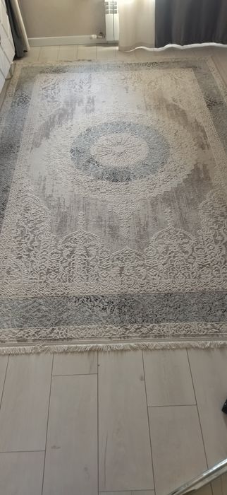 Продам ковёр приятной расцветки