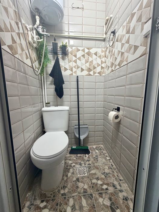 Vand garsoniera cu baie proprie, zona linistita, et 3 din 4, mobilat si utilat