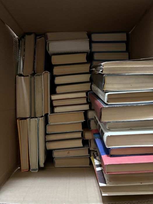 Продам 9 коробок книг