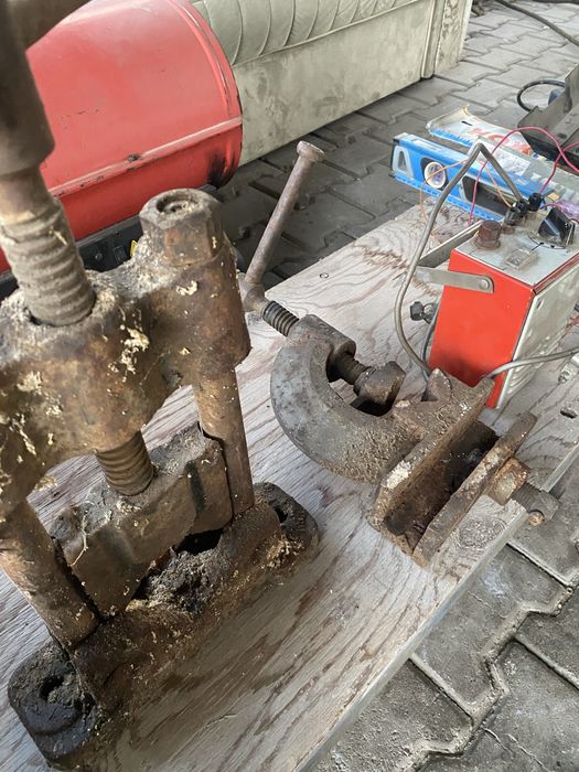 Продам тиски 2 штуки