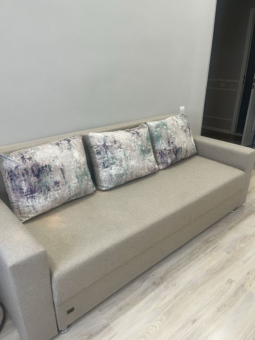 Диван с подушками в комплекте