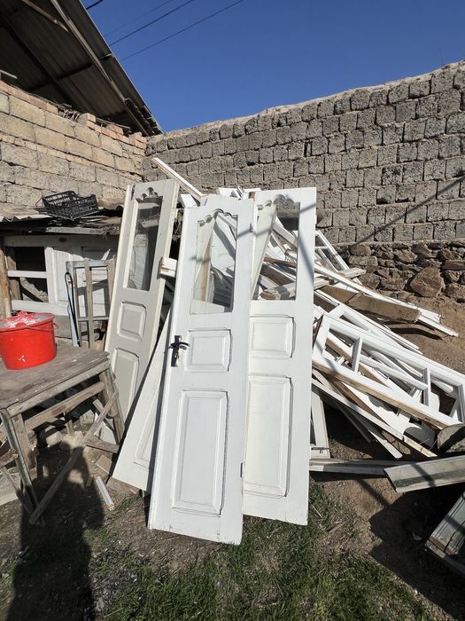 Эски тахтали эшик ва ромлар сотилади. Нархи келишилган ҳолда