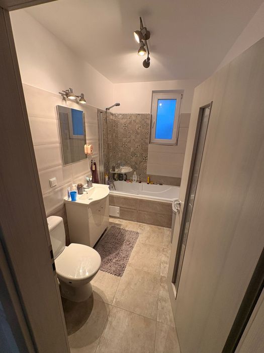 Inchirez apartament cu 3 camere si gradina proprie