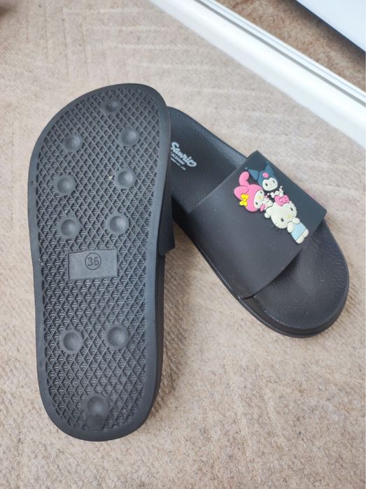 Papuci cu hello Kitty