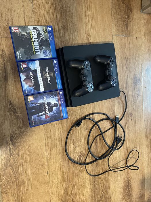 Playstation 4 като нов с два контролера и 3 игри