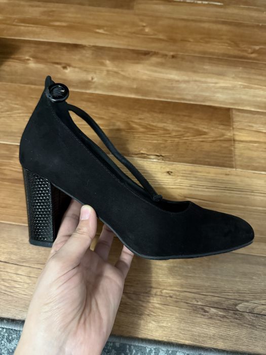 Продам замшевые туфли