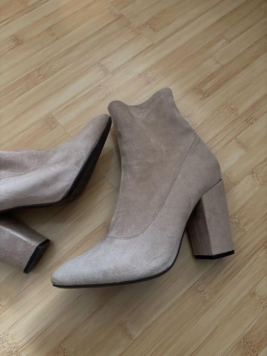 Botine bej toc inalt!