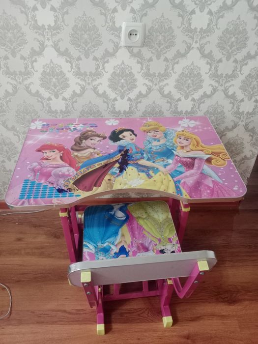 Детская парта состояние нормальное