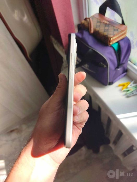 Redmi 15 Ayol kishi tutgan Idealniy telefon