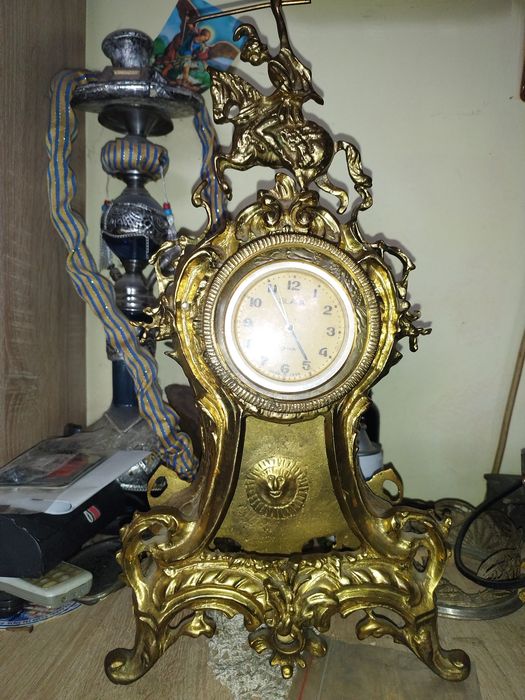 Стар бронзов часовник.