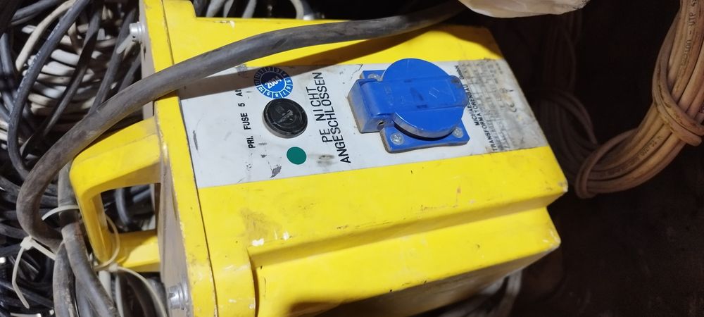 понижающий трансформатор (строительный трансформатор).