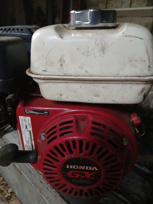 Vând motor honda pe benzina,  de 7 hp.