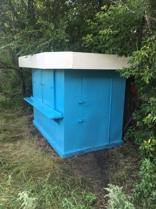 Железный киоск комок