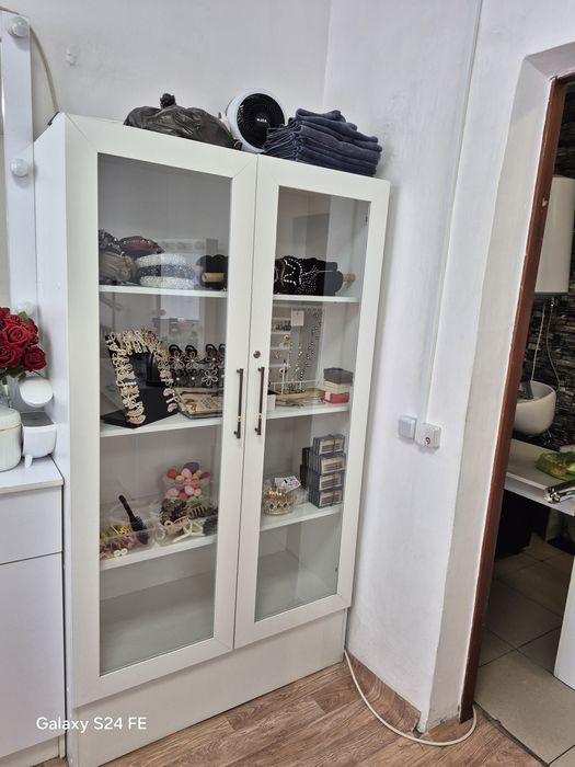 Витринный шкаф на замке