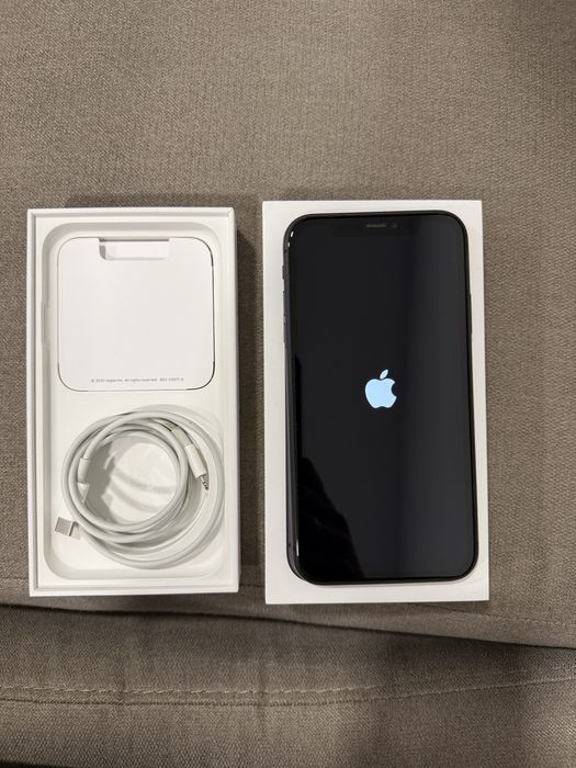 Iphone 11 черен 64 GB с 8 калъфчета