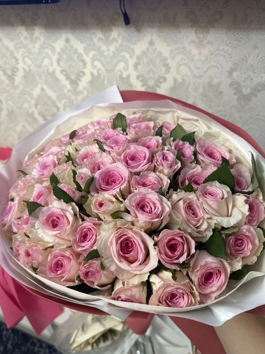 Свежие цветы  разные, на 1ое сентября