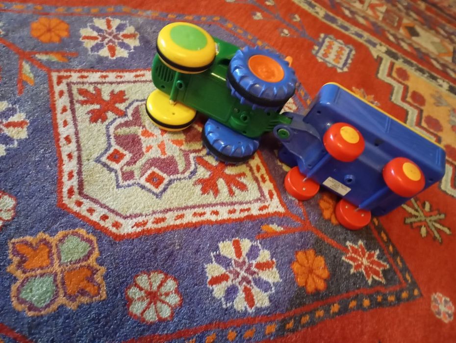 Игрушечный трактор